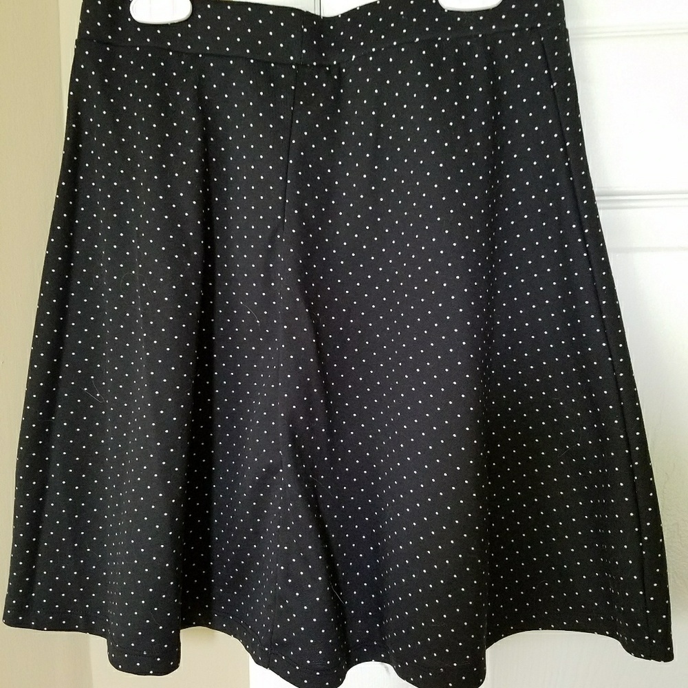 Very cute black knit skirt, small